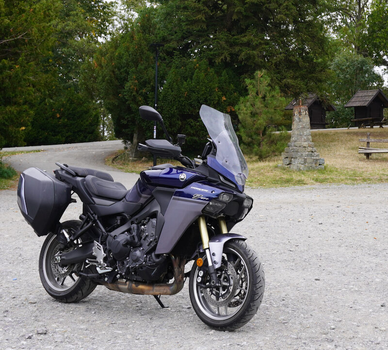 Yamaha MT-09 vs Tracer 9 GT+ Y-AMT gearbox test and comparison